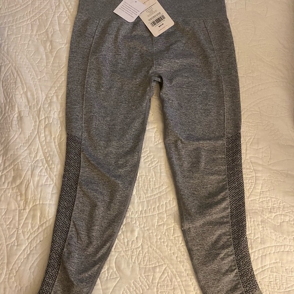 Sync High-Waisted Perforated 7/8 Leggings - Picture 3 of 6